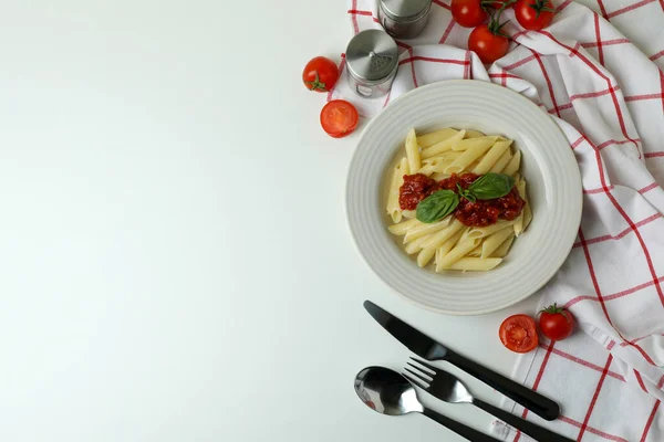 Concepto Sabrosa Comida Con Pasta Con Salsa Tomate Sobre Fondo — Foto de Stock