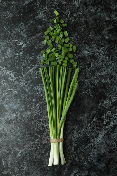 Ceapă Verde Proaspătă Fundal Negru Fum — Fotografie, imagine de stoc