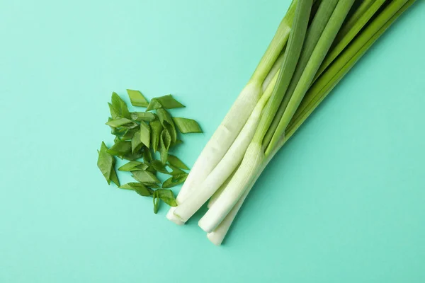 Manojo Cebolla Verde Sobre Fondo Menta —  Fotos de Stock