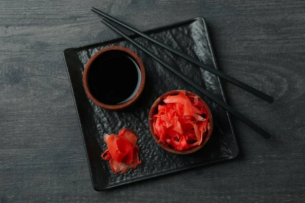 Placa Con Jengibre Escabeche Salsa Soja Palillos Sobre Fondo Madera —  Fotos de Stock