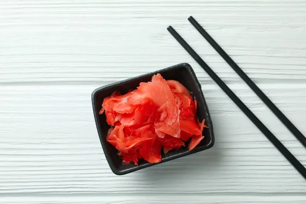 Cuenco Con Jengibre Rojo Escabeche Palillos Sobre Fondo Madera Blanca —  Fotos de Stock