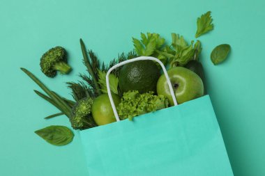 Yeşil sebzeli kağıt torba.