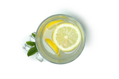 Beyaz arkaplanda izole edilmiş bir bardak limonata.