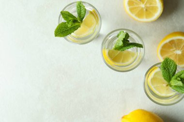 Limonlu shot ve beyaz desenli masada nane şekeri.