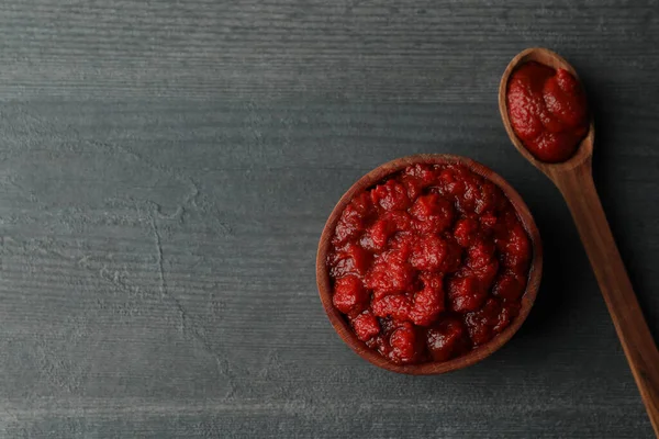 Cuenco Madera Cuchara Con Pasta Tomate Sobre Fondo Madera Oscura — Foto de Stock