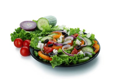 Beyaz arka planda izole edilmiş Yunan salatası tabağı