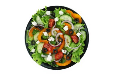 Beyaz arka planda izole edilmiş Yunan salatası tabağı