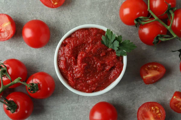 Schaal Van Tomatenpasta Tomaten Grijze Textuur Achtergrond — Stockfoto