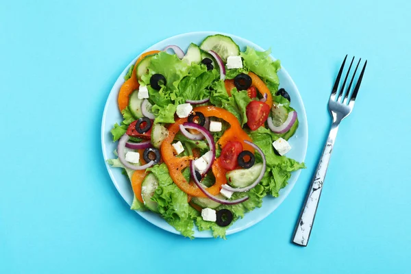 Placa Ensalada Griega Tenedor Sobre Fondo Azul —  Fotos de Stock