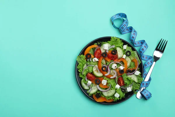 Teller Mit Griechischem Salat Maßband Und Gabel Auf Minzgrund — Stockfoto