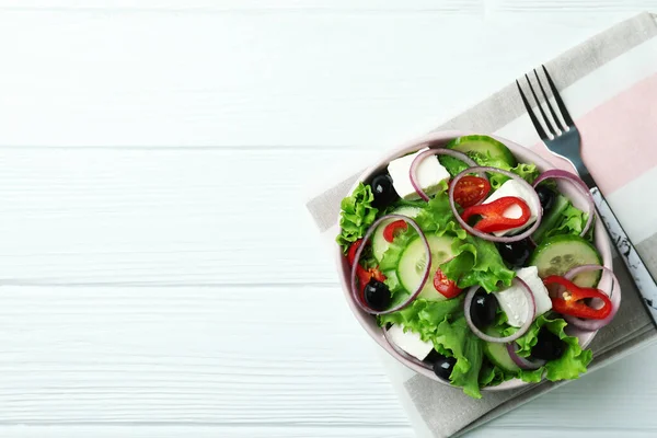 Schüssel Griechischer Salat Auf Weißem Holzhintergrund — Stockfoto