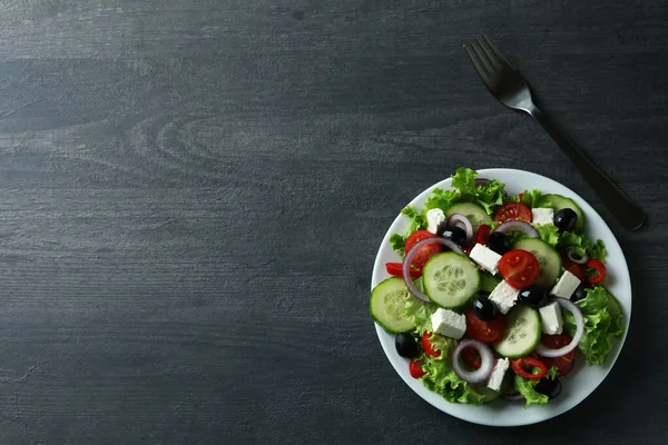 Teller Mit Griechischem Salat Und Gabel Auf Dunklem Holzhintergrund — Stockfoto