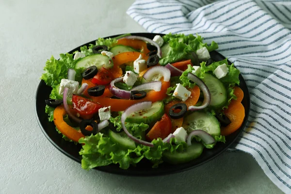 Plaat Van Griekse Salade Keukenhanddoek Witte Textuur Achtergrond — Stockfoto