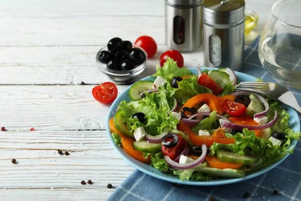 Beyaz Ahşap Masada Yunan Salatasıyla Lezzetli Yemek Kavramı — Stok fotoğraf