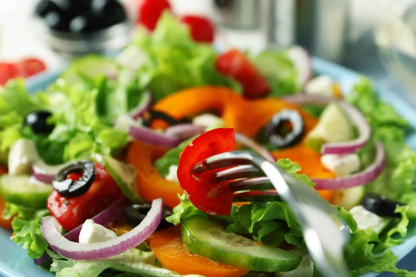Lezzetli Yunan salatası ve çatal, yakın çekim.