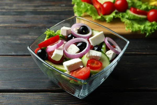 Bir Kase Yunan Salatası Ahşap Arka Planda Malzemeler — Stok fotoğraf