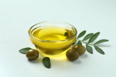 Beyaz arka planda yağlar, zeytinler ve dallar