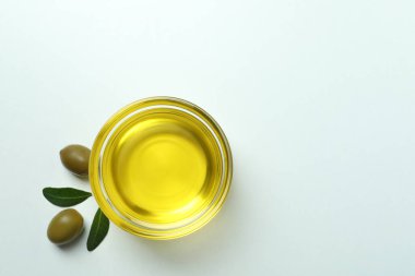 Beyaz arka planda yağlar, zeytinler ve dallar