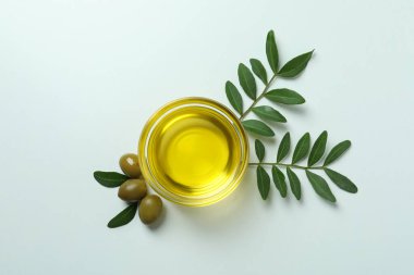 Beyaz arka planda yağlar, zeytinler ve dallar