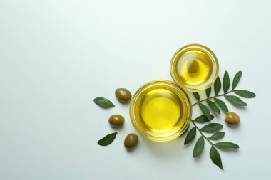 Beyaz arka planda yağlar, zeytinler ve dallar