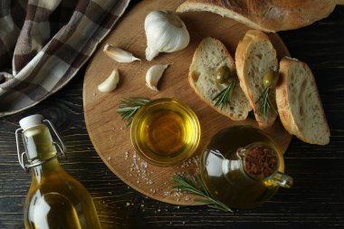 Tahta masada bir kase zeytinyağıyla lezzetli yemek kavramı.