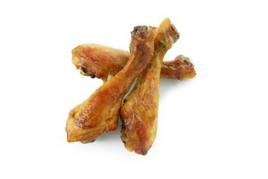 Kızarmış tavuk budu, beyaz arka planda izole edilmiş.