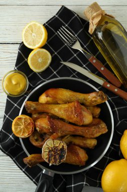 Tavuklu tavuk budu ve ahşap masada leziz yemek kavramı.