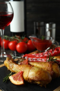 Kızarmış tavuk budu ile lezzetli yemek kavramı, yakın plan.