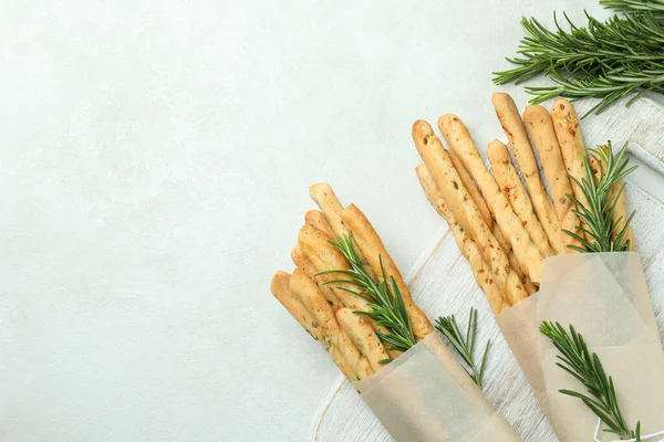 Beyaz arka planda yağlar, zeytinler ve dallar