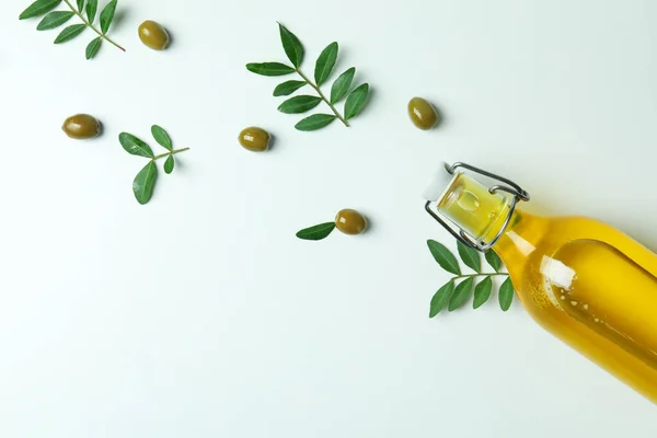 Botella Aceite Aceitunas Ramitas Sobre Fondo Blanco — Foto de Stock