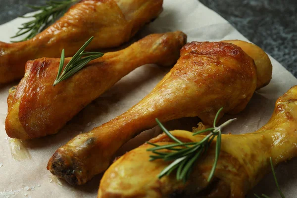 Board Mit Gebratenen Hühnchen Drumsticks Auf Schwarzem Smokey Hintergrund — Stockfoto