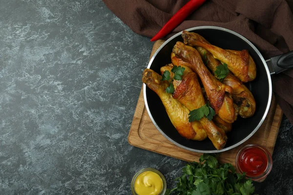 연마석 닭고기로 남비와 맛있는 식사를 — 스톡 사진