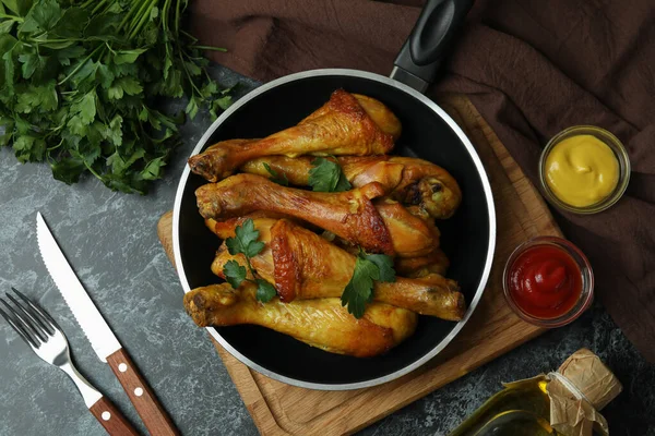 Fogalom Finom Étkezés Serpenyőben Sült Csirke Dobverő Fekete Füstös Asztalon — Stock Fotó