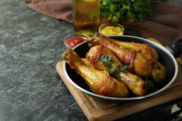 Fogalom Finom Étkezés Serpenyőben Sült Csirke Dobverő Fekete Füstös Asztalon — Stock Fotó