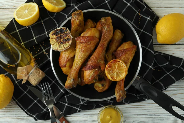 Fogalom Finom Étkezés Serpenyőben Sült Csirke Dobverő Fehér Asztal — Stock Fotó