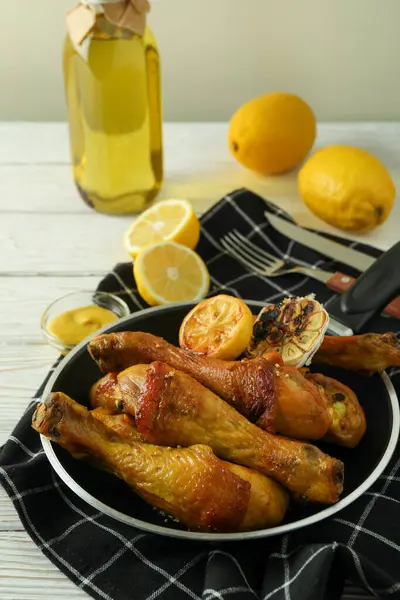 Fogalom Finom Étkezés Serpenyőben Sült Csirke Dobverő Fehér Asztal — Stock Fotó