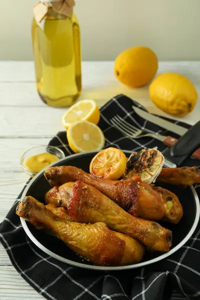 Conceito Delicioso Comer Com Panela Baquetas Frango Assado Mesa Madeira — Fotografia de Stock