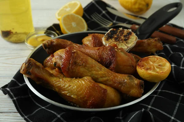 Conceito Delicioso Comer Com Panela Baquetas Frango Assado Mesa Madeira — Fotografia de Stock