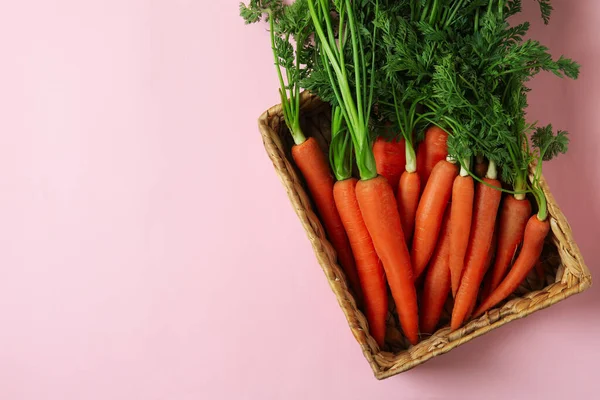 Корзина Морковью Розовом Фоне Вид Сверху — стоковое фото