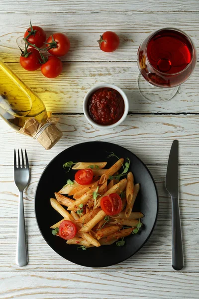 Conceito Comida Saborosa Com Macarrão Com Molho Tomate Mesa Madeira — Fotografia de Stock