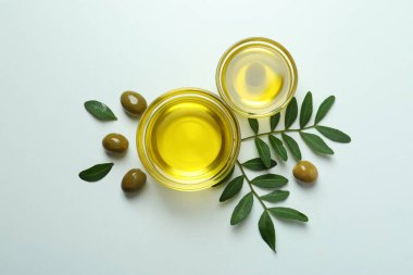 Beyaz arka planda yağlar, zeytinler ve dallar