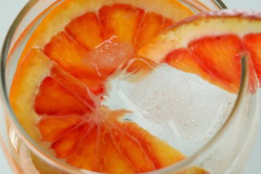 Greyfurtlu bir bardak kokteyl, yaklaşın.