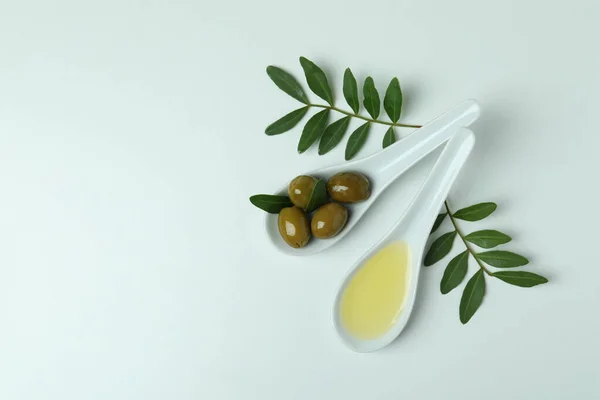 Cucharas Con Aceitunas Aceite Ramitas Sobre Fondo Blanco — Foto de Stock