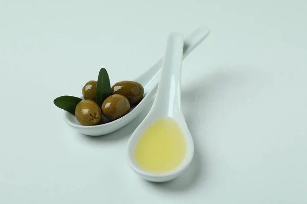 Cucharas Con Aceitunas Aceite Sobre Fondo Blanco — Foto de Stock