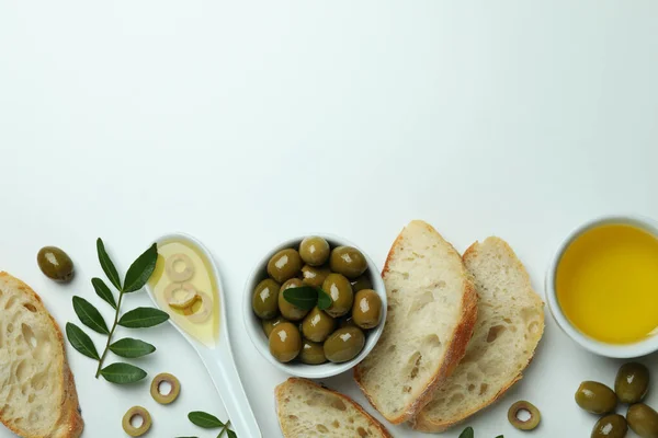 Konzept Des Schmackhaften Essens Mit Olivenöl Auf Weißem Hintergrund — Stockfoto