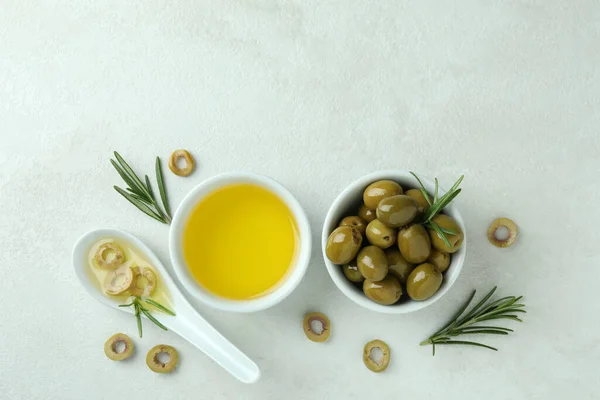 Cuencos Con Aceitunas Aceite Sobre Fondo Blanco Texturizado — Foto de Stock