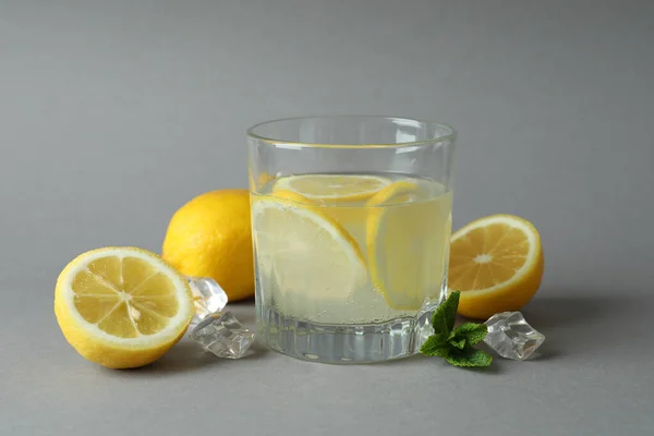 Glas Lemonad Och Ingredienser Ljusgrå Bakgrund — Stockfoto