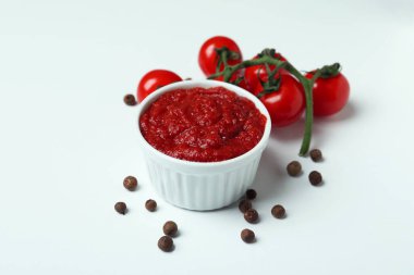 Beyaz arka planda domates, domates ve tuzlu kase