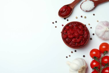 Tahta kase domates ezmesi ve malzemeler beyaz arka planda, metin için boşluk
