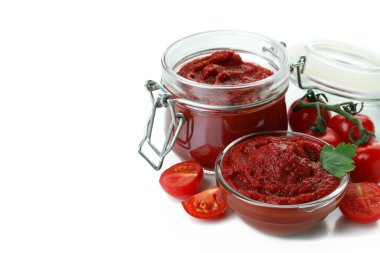 Bir kase domates ezmesi ve beyaz arka planda izole edilmiş domatesler.